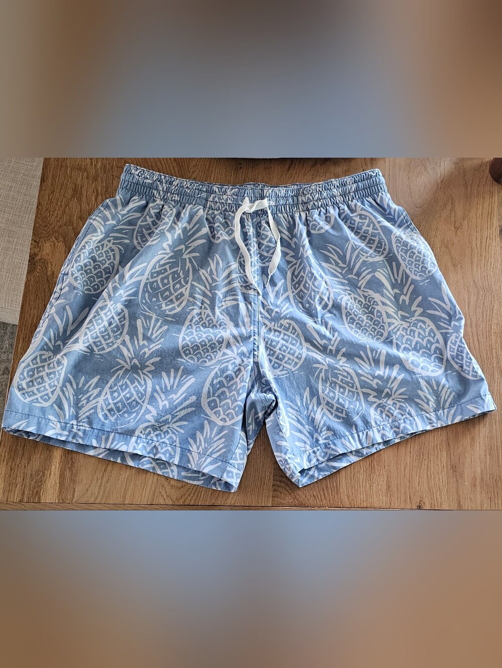 chubbies Light Blue Pineapple Swim Trunks XL 5.5 Inseam Lined Board Shorts